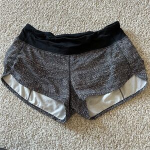 Lululemon Speed Shorts Women’s Size 6 - black/white pattern